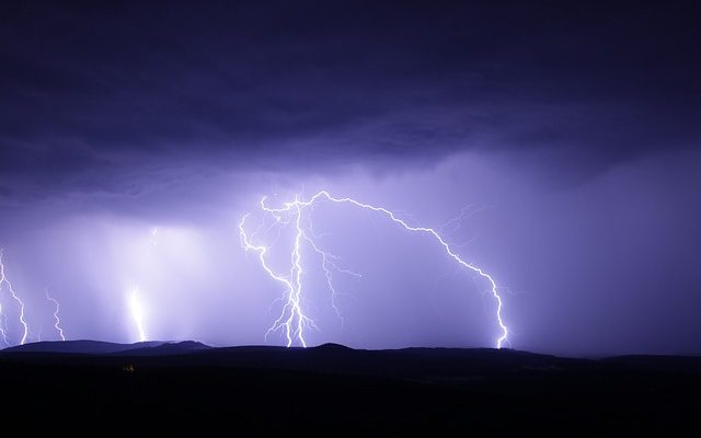 Pourquoi l'électricité va-t-elle jusqu'au sol ?