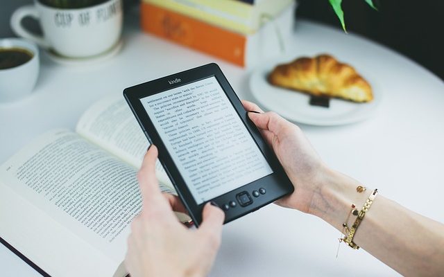 Pouvez-vous lire les livres électroniques de la bibliothèque sur le Kindle ?
