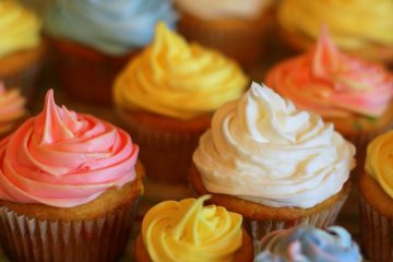 Comment faire du glaçage coloré pour les gâteaux d'anniversaire