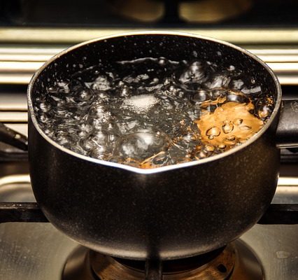 Comment faire frire un œuf dans l'eau avec du papier d'aluminium sur le dessus