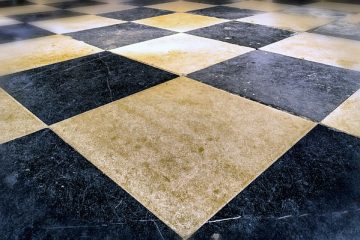 Comment installer des carreaux de vinyle sur des carreaux de céramique dans la salle de bain