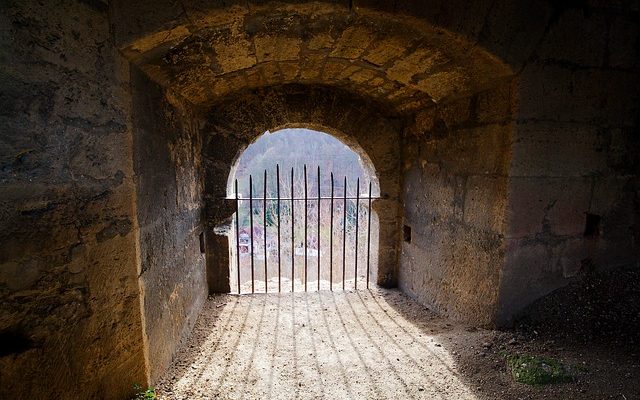 Comment puis-je isoler une porte patio coulissante ?