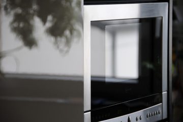 Comment remplacer le verre d'une porte de four à micro-ondes ?