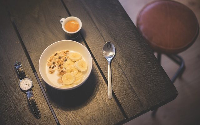 Conseils sur la décoration d'un gâteau pour qu'il brille à la lumière noire.