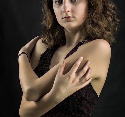 Maquillage à porter avec une robe violette