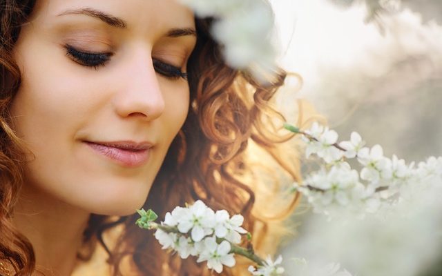 Coiffures courtes grises pour les femmes de plus de 50 ans.