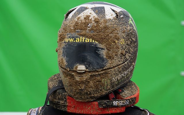 Comment éviter que la pluie tombe sur la visière d'un casque.