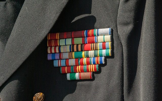 Comment mettre des médailles sur un uniforme militaire