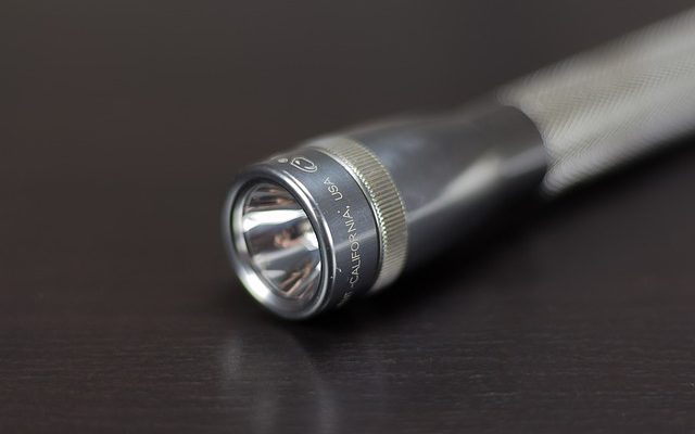 Comment retirer une pile encastrée dans une Mini Maglite