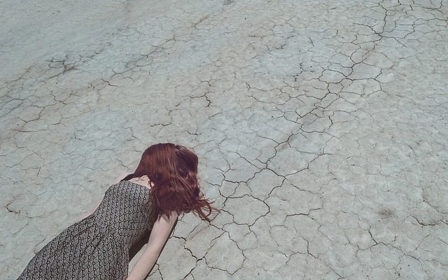 Quelles maladies causent des cheveux excessivement secs ?