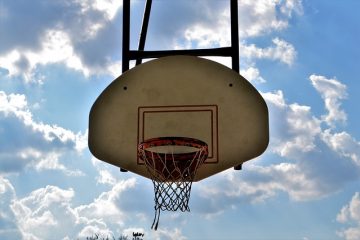 Comment attacher un filet de basket-ball à la jante