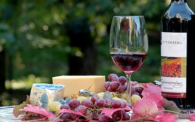 Comment organiser une fête du vin et du fromage