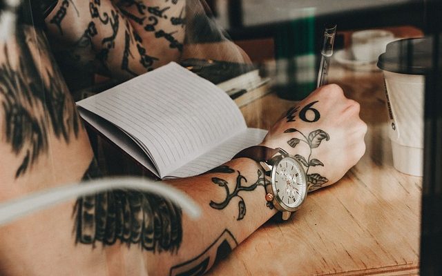 Les risques des tatouages du poignet