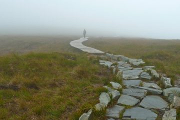 Comment construire une allée de gravier en pente