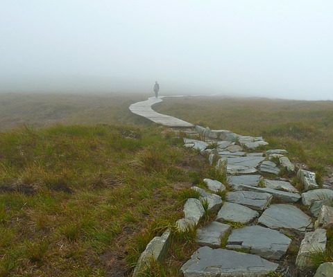 Comment construire une allée de gravier en pente