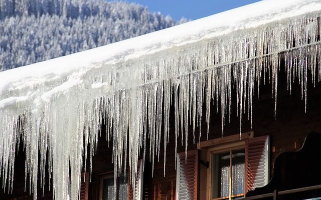 Comment installer des gouttières sur un toit métallique