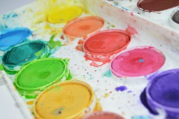 Couleurs à mélanger pour faire de la peinture brillante à l'étain.