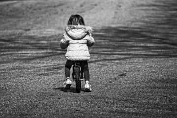 Différentes activités pour les enfants d'âge préscolaire sur le lancer d'un ballon.