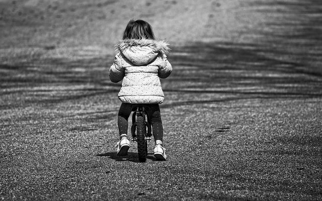 Différentes activités pour les enfants d'âge préscolaire sur le lancer d'un ballon.